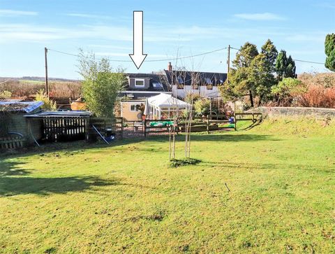 Położony na obrzeżach wioski Meshaw w północnym Devonie jest ten wolnostojący bungalow z trzema sypialniami, sprzedawany z ogrodami o powierzchni około 0,25 akra, panelami słonecznymi, parkingiem terenowym dla kilku pojazdów i pobliskim wybiegiem o p...