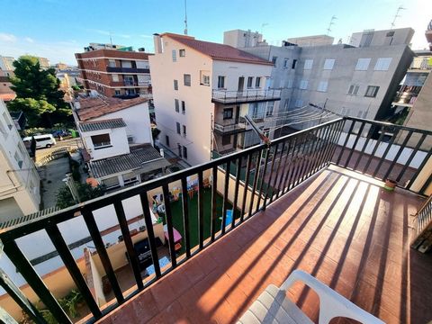 Magnificent opportunity for a large apartment to renovate with little investment. 3rd floor without elevator. It consists of 4 bedrooms all with built-in wardrobes, large living room, large kitchen and two bathrooms. It is located in the heart of the...