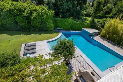 This modernist-style house was built in 1973 in the commune of Bouc-bel-air. Set on a 2,000 m² plot, it spans 250 m² over two levels. The entrance hall, illuminated by stained glass windows made from Murano glass, opens onto a beautiful L-shaped livi...