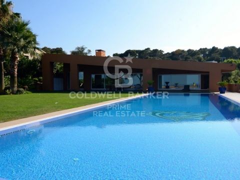 This splendid detached house, recently built, stands out for its architectural majesty, the privacy of its extensive garden, and the breathtaking views of Cap de Begur and the sea. With a total built area of 1,338 m2 on a plot of 4,382 m2, this resid...