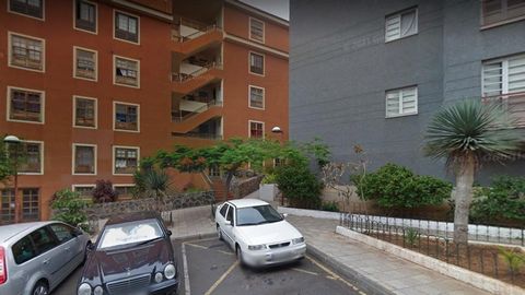 Commercial premises for sale, with an area of 62 m² located in the town of Puerto de la Cruz, in Santa Cruz de Tenerife. Communications are good, through the TF-312 and TF-315 road accesses and with nearby bus stops with lines 102, 104, 325, 353 and ...