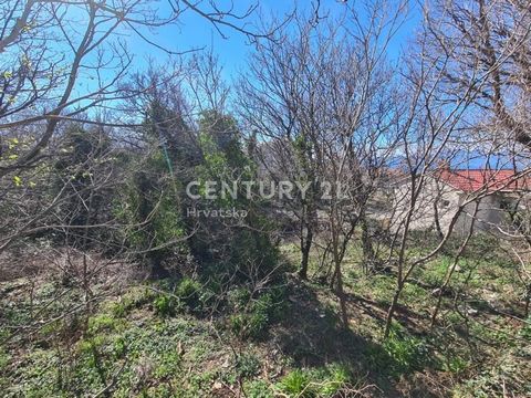 KRALJEVICA, BUILDING LAND WITH SEA VIEW In an elevated location with a view of the sea, only 1 km from the sea, we are selling a building plot of regular shape with an area of ​​1220 m2. The access to the land is paved, and the infrastructure is 50 m...