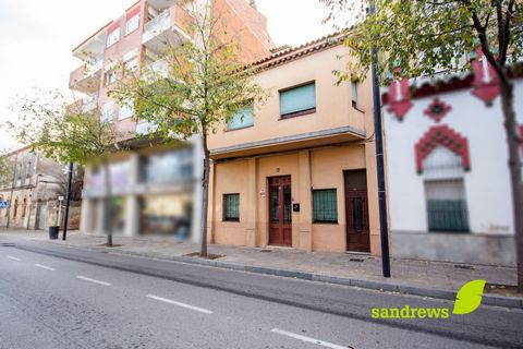 Property located in els Fossos-Carretera de Roses de Figueres. This property consists of 327 m2 of plot and 296 m2 built distributed over three floors. Ground floor and first floor are two floors with totally independent access and the second floor i...