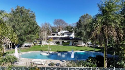Coldwell Banker Mignanelli Real Estate se enorgullece de ofrecer en exclusiva la venta de una lujosa villa unifamiliar con un gran parque y piscina en la zona de Olgiata. La propiedad disfruta de una posición alta y soleada, rodeada por un jardín lla...