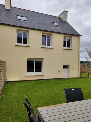 UNDER OFFER - 50/50 IMMOBILIER offers you this renovated house of the 50s, located in a very quiet area and close to the city center of Landerneau, schools and the train station! The house consists on the ground floor, a small entrance serving a fitt...