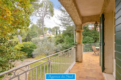 Aubagne, sought after residential area, quiet, open view, close to amenities, T5 house of about 150 m2 on a plot of about 1,120 m2 swimming pool. Composed of an entrance, a living room, an independent kitchen, 3 bedrooms, a bathroom, wc ind. On the g...