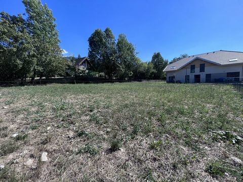 On the heights of Gresy-sur-Aix, a plot of building land of 514m2 serviced, free of any builder. UD zone, ESC 0.16. Construction project already studied for your future house with a surface area of 105m2 + garage, overall cost of the turnkey operatio...