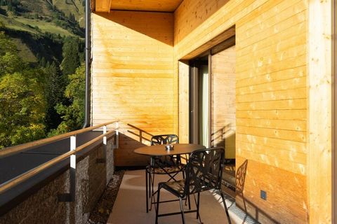 Een hoogwaardig, modern ingericht appartement met veel natuurlijk hout en natuursteen wacht op u in Schröcken - een zonnig hoogplateau midden in de bergen van het Bregenzerwald. In de winter zijn er 88 liften en zo'n 305 kilometer aan sneeuwzekere pi...