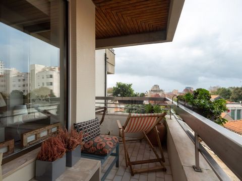 4 bedroom apartment in Foz do Douro, with 165.89m2 ABP + 33.50m2 ABD, completely renovated. Very close to the Catholic University, OBS, Passeio Alegre garden and the beach (10m walk). - 3 fronts: east with river + west + north views. - Living room wi...