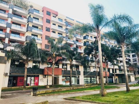 Shop located in 'Quinta de Santo António', in Miraflores, near the Dolce Vita shopping center. The Quinta de Santo António development corresponds to 17 plots of land composed of housing, commerce and services, parking areas, concierge and 'Casa da Q...