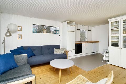 En Tuse Næs se encuentra esta casa de vacaciones en una zona tranquila de casas de vacaciones con un embarcadero compartido y pista de petanca. La casa es apta para la pequeña familia o dos parejas con dos dormitorios, cocina, baño y sala de estar co...