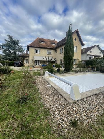 Bergerac, close to the city center and its amenities, we offer you this house on a plot of 938m2 fully fenced with an electric gate which consists on the ground floor of an entrance, a kitchen, a living room - living room opening on one level to the ...