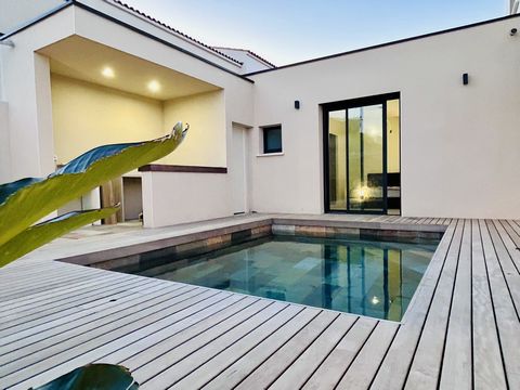 L'agence Espadon vous propose à la vente une sublime villa de 125m2 avec piscine à Cournonterral. Au rez-de-chaussée, la villa, mitoyenne d’un seul côté possède une belle pièce de vie de 40m2 avec cuisine entièrement équipée, 1 suite parentale avec s...