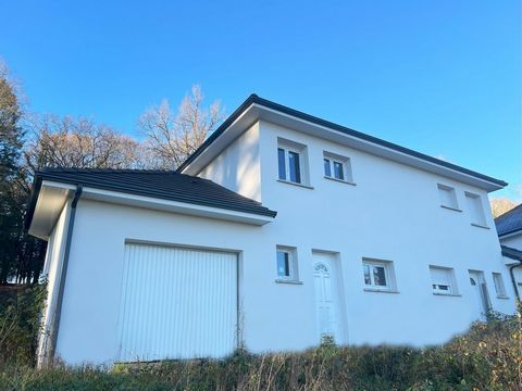 In a peaceful and residential area, 20 minutes from Pau, this semi-detached house out of water and out of air will allow you to freely modulate and create your interior. The house offers a living area of 80m2 distributed over a ground floor and an up...