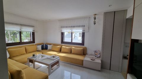 CENTURY 21 Tanger presenteert een charmant gemeubileerd appartement te koop, gelegen in een van de beroemdste residenties in de regio Tetouan, Het appartement bevindt zich op de 2e verdieping met een oppervlakte van 53m2, volledig gerenoveerd met ede...