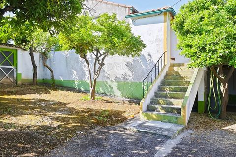 Description House T3 for sale at 420 672 EUR Urban land of 10771m² with housing of 50m², in Vila Nova Poiares. The house is 50 meters long, has 3 bedrooms. With a privileged geographical location due to the fact that one of the fronts is very close t...