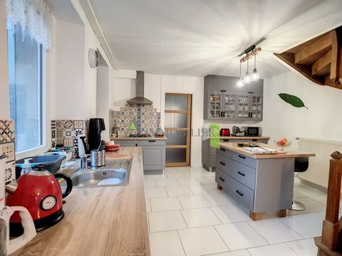 Your Petite Agence Guéret offers you this pleasant house completely renovated combining the charm of the old and modernity. Located in a small hamlet in a green setting, it consists of an entrance hall to the dining room, fitted and equipped kitchen,...
