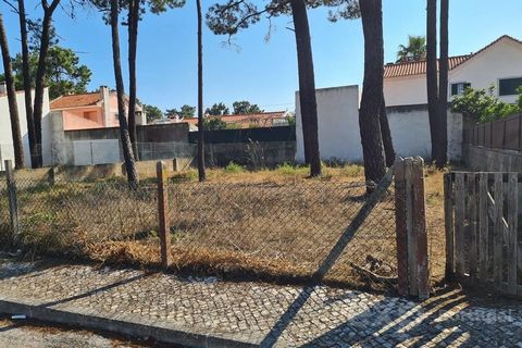 Building land located in Aroeira in a very quiet street, just 10 minutes from Fonte da Telha beach.The land has 680 m2, allows the construction of a single-family house with an implantation area of 192 m2 and 476 m2 of construction.