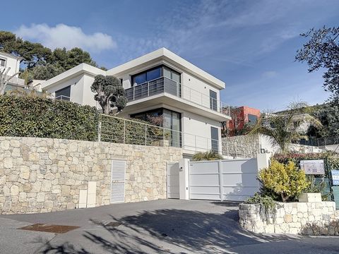 UNDER COMPROMISE *** Nestled on the heights of Falicon, we offer you in exclusivity this magnificent contemporary villa offering luxurious services. With an area of approximately 263m2 on a south facing plot of 1080m2, this property enjoys stunning p...