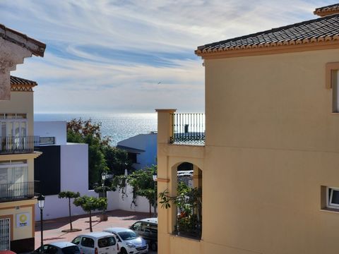 Beautiful TownHouse in Nerja, with 3 bedrooms with a large terrace, private roof terrace with sea views and community pool in the Parador area 200 meters from the beach. The house is located in a small urbanization in one of the most sought-after and...