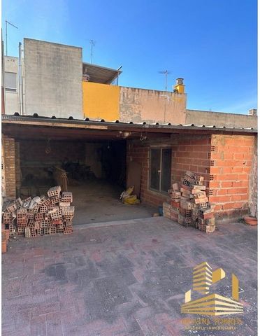 Quatre Torres has for sale in EXCLUSIVE TOWN HOUSE on Urban land in QUART DE POBLET ARE YOU LOOKING FOR AN INDEPENDENT HOME? 2-storey town house in GRY WORK to reform to your liking with a buildable construction of 89m2. Currently the house has 2 flo...