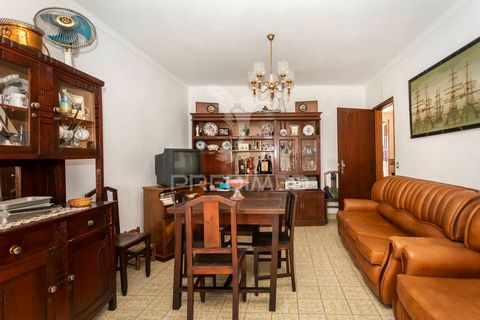 Excellent ground floor villa on the 1st floor with 6 rooms, with very generous areas ready to move in and in an excellent state of conservation. It should be noted that two families can live in this villa since the 1st floor is composed of: kitchen, ...