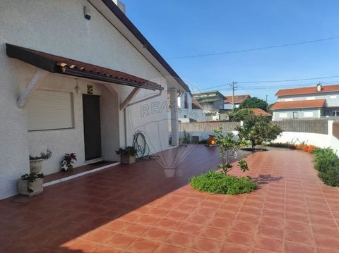 Excellente villa de plain-pied de 3 chambres à Gafanha da Encarnação, à 5 km de Praia da Barra et de Costa Nova. Il est réparti sur un seul étage et dispose également d’un garage fermé pour un véhicule. Il se compose de 3 chambres, d’une cuisine et d...