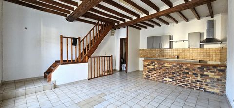 In the town of Isigny-Sur-Mer, ideally located in the city centre and a few kilometres from the D-Day landing beaches, town house comprising, on the first floor, a living room with kitchen and toilet. Upstairs, a bedroom and a shower room with toilet...