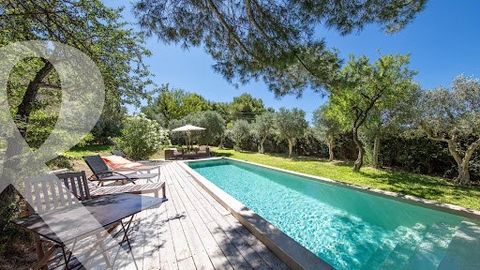 In an exceptional setting, close to the Servanes golf course, this discreetly positioned house has recently been completely renovated with great taste and elegance and now offers a spacious and luminous interior with nature being an integral part of ...