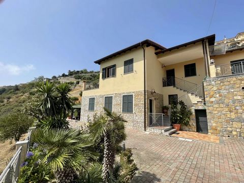 Beautiful house on the hillside of Bordighera, just a few minutes from the town centre, in a green and quiet area, with pleasant views to the sea and the hills. The villa is on two levels: on the first floor there's a large lounge, an independent kit...