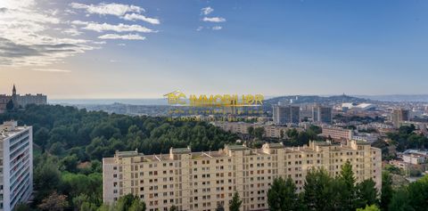 VERY BEAUTIFUL T5 of 98m2 of living space completely redone and redistributed. In a secure residence, with wooded parks, this T5 crossing consists of an entrance hall, a living room and a dining room with a breathtaking view of the bay of Marseille, ...