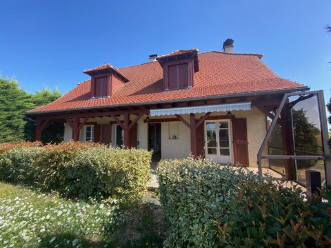 House from the 90s in a dominant position with a lovely view of the surrounding countryside. with an area of approximately 160 m² of living space on a flat plot of 2718 m² with trees. You will find on the ground floor an equipped kitchen opening onto...