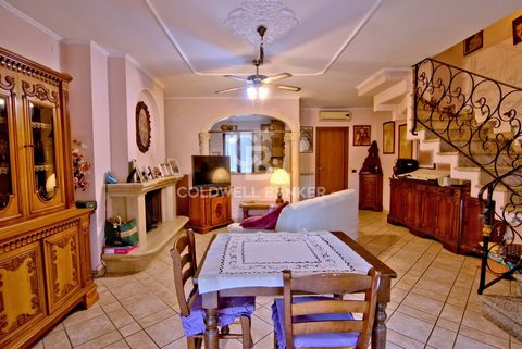 PORTOFERRAIO - We offer for sale a terraced house free on three sides 450 meters from the beach of Sottobomba, one of the most enchanting locations on the island of Elba, The property is on two levels and has double access: on the ground floor we fin...