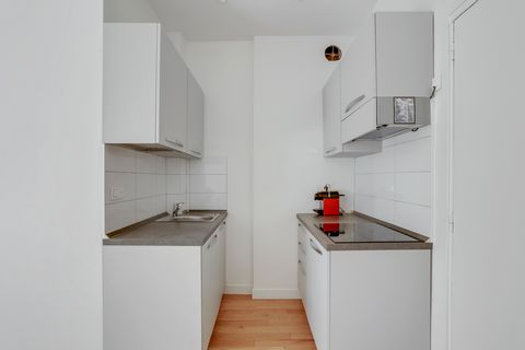 Located in the 15th district on Avenue de Suffren, the apartment is just a few feet away from the Champs de Mars, the Eiffel tower as well as the Seine River. The area is very calm and you will be able to come experience the parisian lifestyle with n...