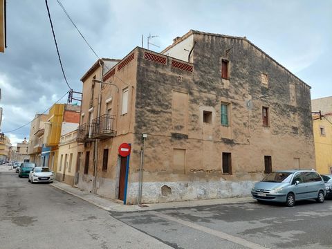 In the area of Grao, Amposta, we have for sale this house to rehabilitate, 330 m² built, corner three streets. Amposta is the capital of the Montsià region and is located in the heart of the Ebro Delta. It offers both the attractions of the privilege...