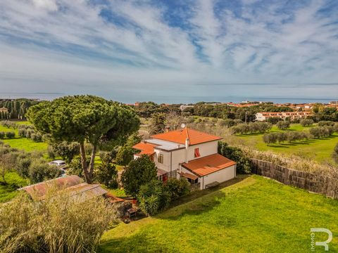 In an excellent location, just a few minutes from the vibrant heart of San Vincenzo and the sea, this villa not only offers you the luxury of a relaxed lifestyle, but also breathtaking views of the sea and the surrounding countryside. Spread over two...