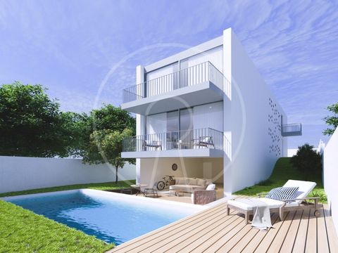 Städtisches Grundstück mit 401 m², mit einem Projekt zum Bau einer Villa mit 3 Schlafzimmern und Swimmingpool (Projekt wird abgeschlossen), Gesamtbaufläche von 340,82 m², mit 2 oberirdischen Etagen plus Keller. Dieses Grundstück befindet sich in eine...