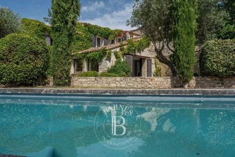 Nestled in the heart of Luberon, in the picturesque village of Murs, this sumptuous prestigious property embodies the perfect marriage between Provençal authenticity and contemporary refinement. With its 600 m² of living space and 800 m² of usable ar...
