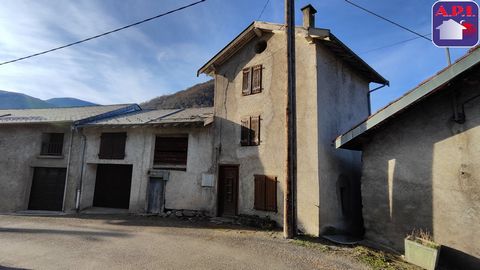 DE CHARME VAN HET OUDE Rustig dorp in de Vicdessos-vallei op tien minuten van Tarascon-sur-Ariege. Atypisch dorpshuis van twee verdiepingen, met een terras en een kleine aangrenzende schuur. Het heeft een woonkamer met open keuken en mezzanine, een b...
