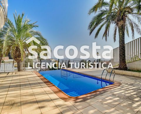 Ontdek deze prachtige villa gelegen in de prestigieuze wijk La Montgoda in Lloret de Mar! Met een oppervlakte van 369 m² gebouwd op een perceel van 1074 m², biedt dit prachtige pand een luxe levensstijl op slechts 100 meter van het strand. De villa h...