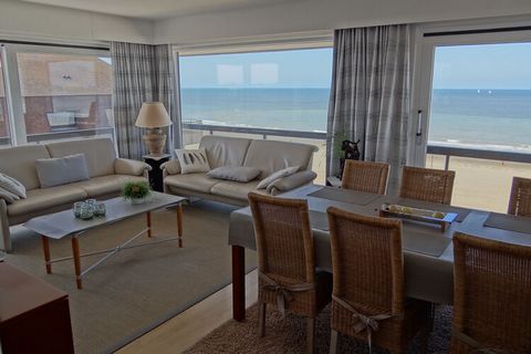 Spacious corner apartment with 3 bedrooms on the sea wall. New bathroom and toilet spring 2023 Nestled in the serene coastal town of Nieuwpoort, this exquisite apartment offers the perfect blend of comfort, convenience, and breathtaking vistas. Locat...