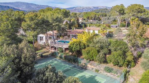 Located in a residential, quiet and gated domaine, you will be seduced by this massive property built in an idyllic setting with very intresting surroundings. The main villa comprises a double living room of 60m², a large independent kitchen with pan...