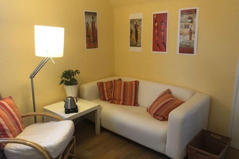 The room is located on the second floor of a family home, has two windows, a 140 cm bed, a glass desk by the window, a cozy sitting area, large white closets and a large white shelf. On the same floor you can use a fully equipped kitchen with dining ...