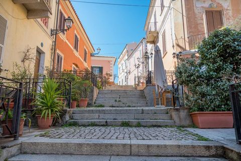 LA MADDALENA (Code MAD-CENTRO) Nous proposons une RÉSIDENCE ÉLÉGANTE dans le centre historique de La Maddalena, dans la Via Fanti, à deux pas de la Piazza Comando, de la Piazza Santa Maria Maddalena, de Cala Gavetta, des commerces, des bars et des re...