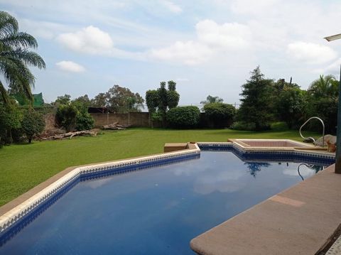 Beautiful property in the northern area of Cuernavaca, with great climate surrounded by trees in private, 2 blocks from the Tepoztlán Cuernavaca highway, with easy access. The property is distributed in a spacious main house and a secondary guest hou...