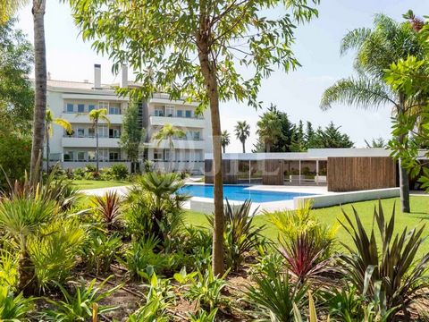 4+1-bedroom apartment, duplex penthouse, 183 sqm (gross floor area) and 136 sqm (gross dependent area), brand new, with garage, in the Splendid Beloura condominium, with swimming pool, gym and garden in Quinta da Beloura, Sintra. Comprising an entran...