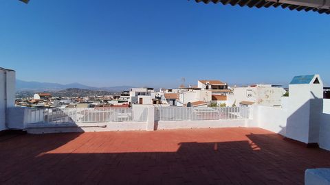 Townhouse in Alhaurin el Grande with a lot of potential. The house is distributed over two floors plus a roof terrace. On the ground floor there is a living room with a fireplace, dining room, kitchen, bathroom and a bedroom. Additionally, it has acc...