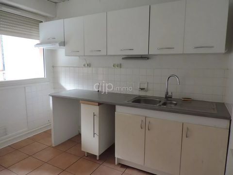 Montmélian Apartment close to schools and shops. It includes entrance, fitted kitchen, living room, 2 bedrooms, shower room. Balcony and cellar. Contact: ... Features: - Lift - Internet - Intercom