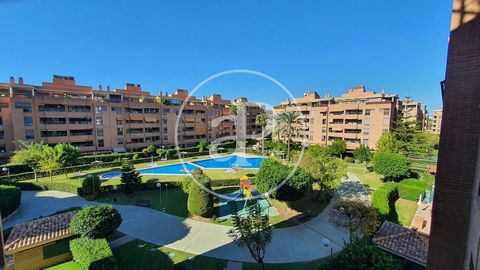 Appartement de 156 m2 avec terrasse de 5m2 et vues dans la région de Sant Pau, Valencia.La propriété dispose de 4 chambres, 2 salles de bain, piscine, 1 place de parking, climatisation, armoires intégrées, buanderie, balcon, jardin, chauffage, concie...