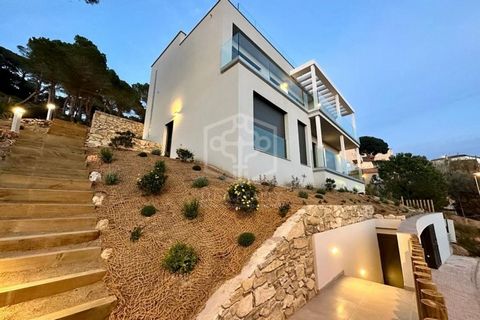 Sale of modern newly-built house with sea views in Lloret de Mar, Costa Brava. The house is located in a residential area 3 km from the sea, close to all necessary commercial, educational and transport infrastructure. The total area of the house is 3...